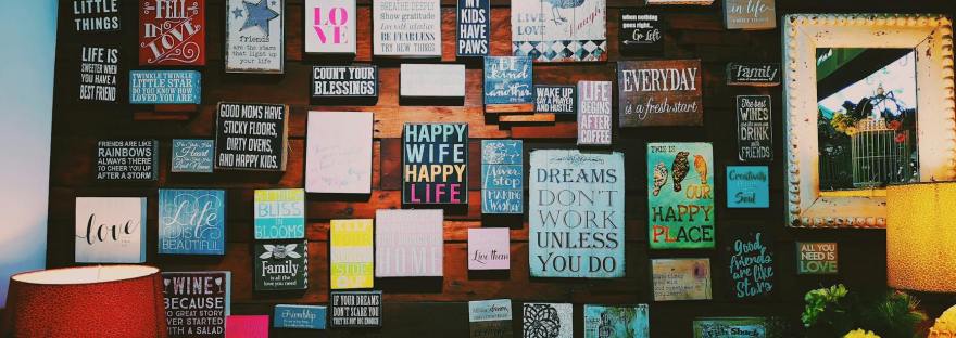 Dr. Tekin Köse - Akademik Mentor ve Ekonomist, Brighton Üniversitesi Üzerinde ilham verici ve motive edici sözler yazan çeşitli tabelaların asılı olduğu ahşap bir duvar. Mentorluk, koçluk ve danışmanlık farklarını gösteren karşılaştırma tablosu ve diyagramı.